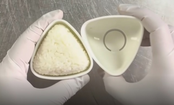 おにぎりを作る