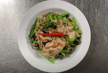 豚肉と青菜のにんにく炒め 店内 完成写真