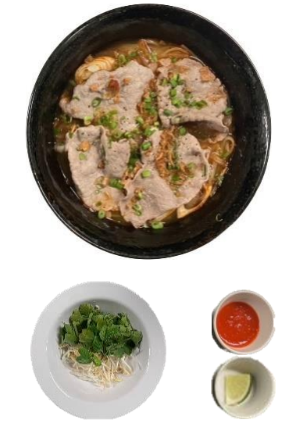 トムヤムフォー 豚 店内 完成写真