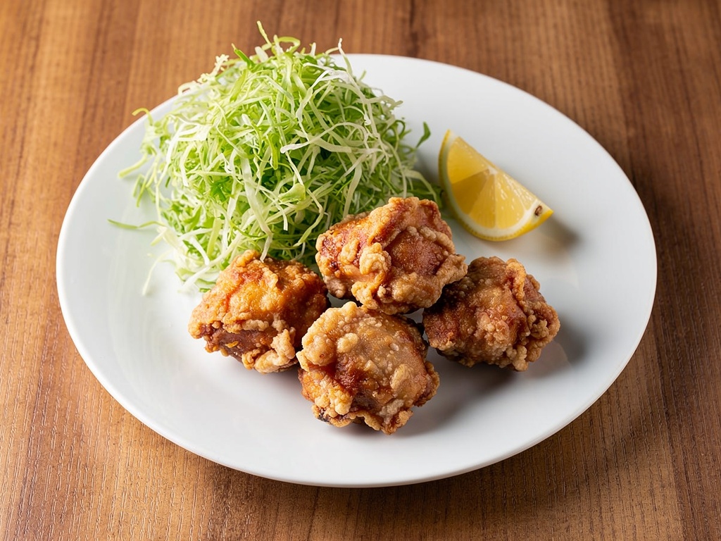中皿にキャベツ・レモン・からあげを盛る
