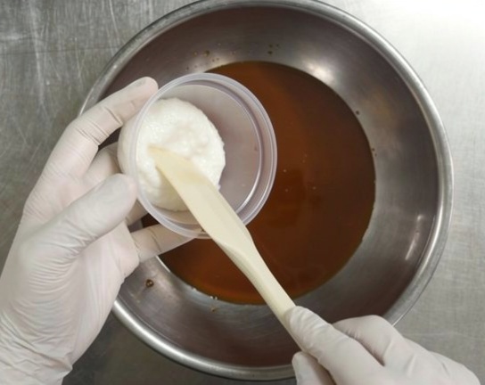 ②生塩糀を加えて混ぜる
