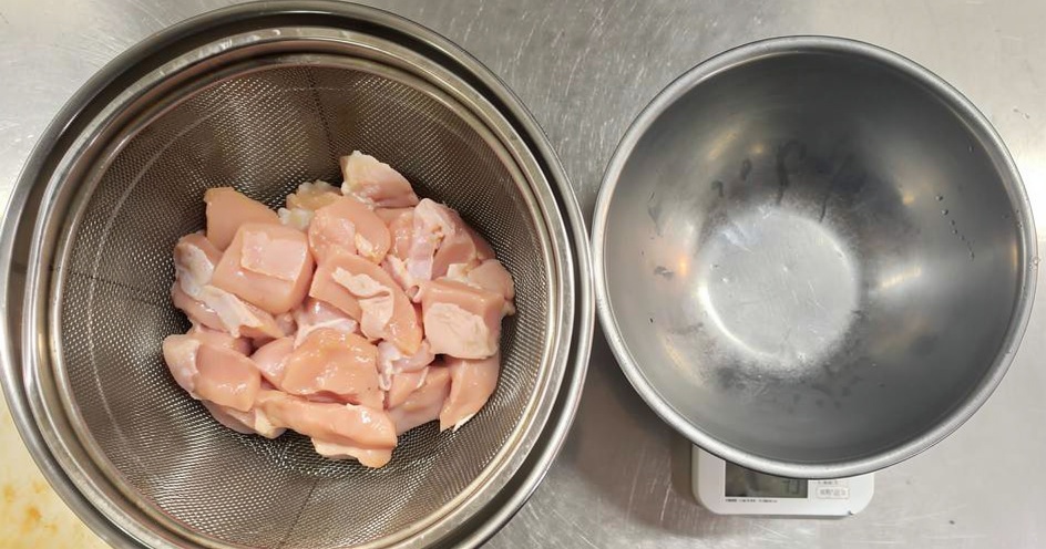 ①鶏肉の総重量を計量