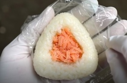 鮭フレークを入れる